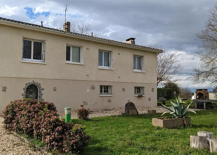 Сasa de vacaciones Lumineux Avec Jardin Privatif, Proche Château De La Rochefoucauld, équipements Bébé Et Vélos Inclus - Fr-1-653-232